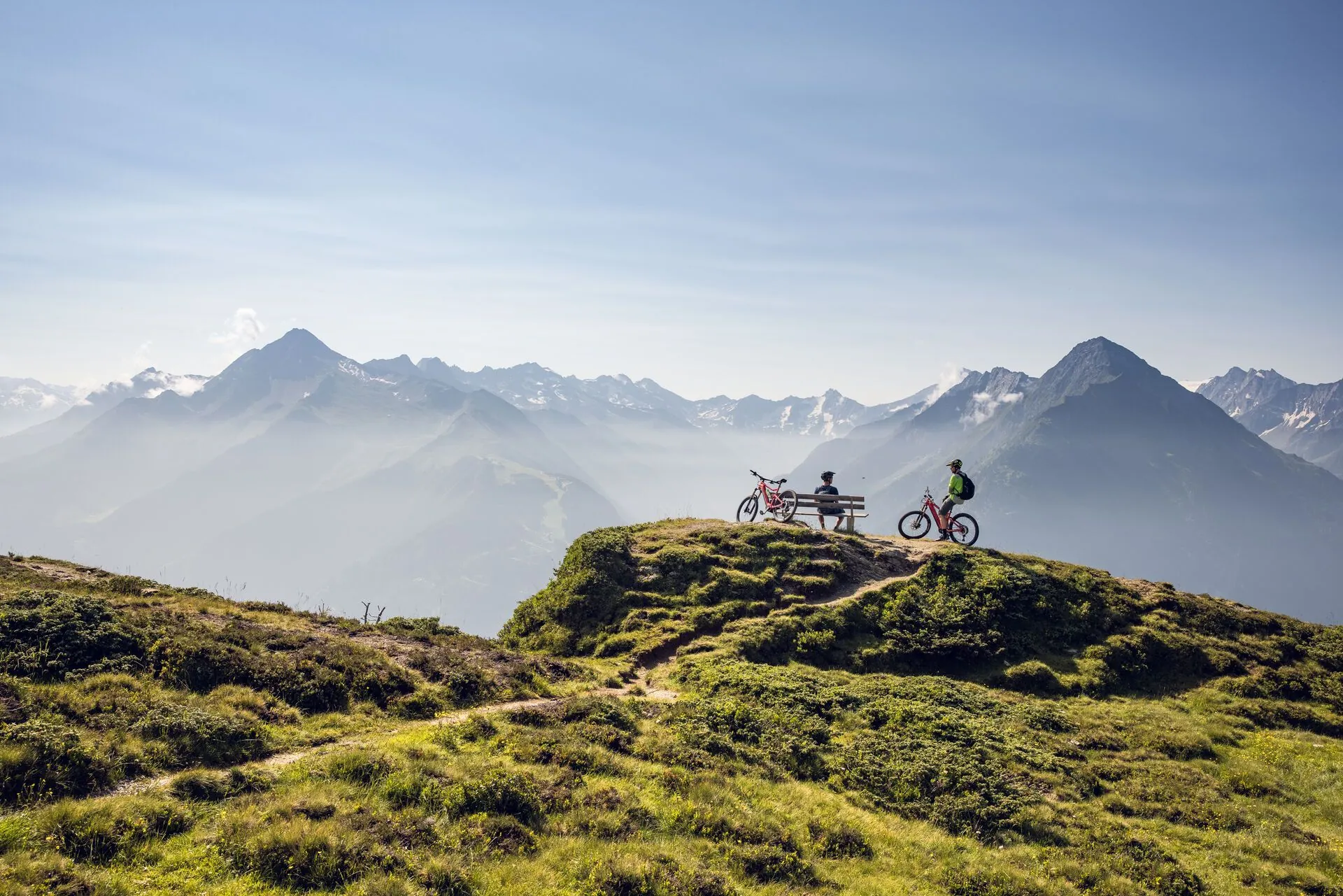 Twee mountainbikers op een bergtop in het Zillertal