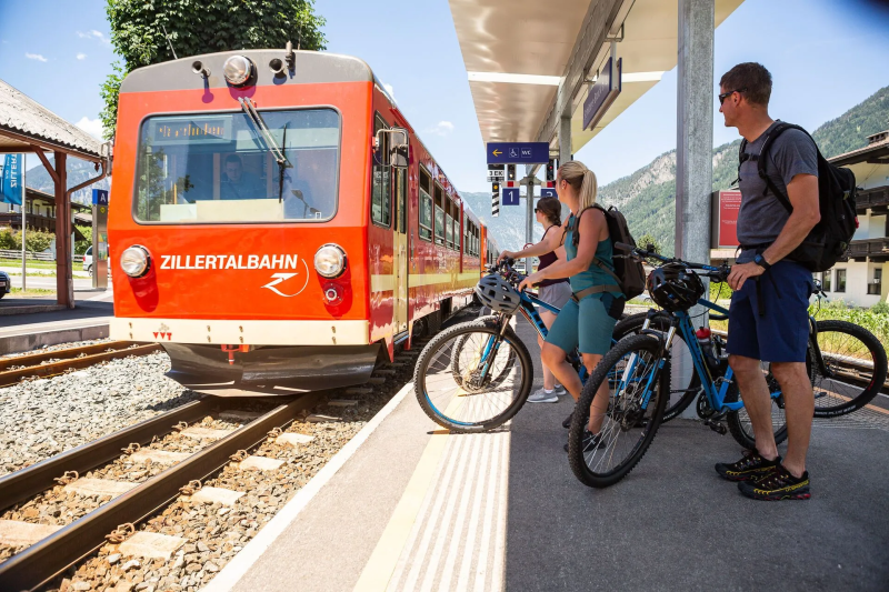 Fietsers met hun fietsen op het perron bij de Zillertalbahn in Mayrhofen