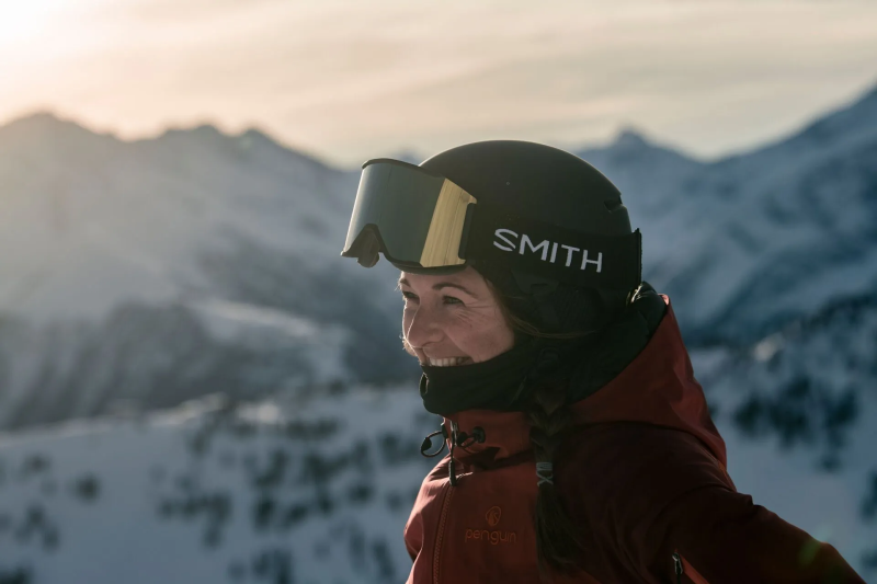 Skiër met skibril en helm in het skigebied bij Mayrhofen