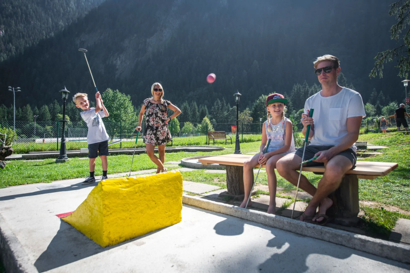 Gezin speelt minigolf in Mayrhofen