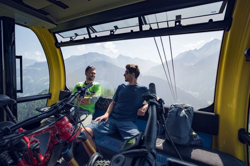 Mountainbikers met hun fietsen in een gondel in Mayrhofen