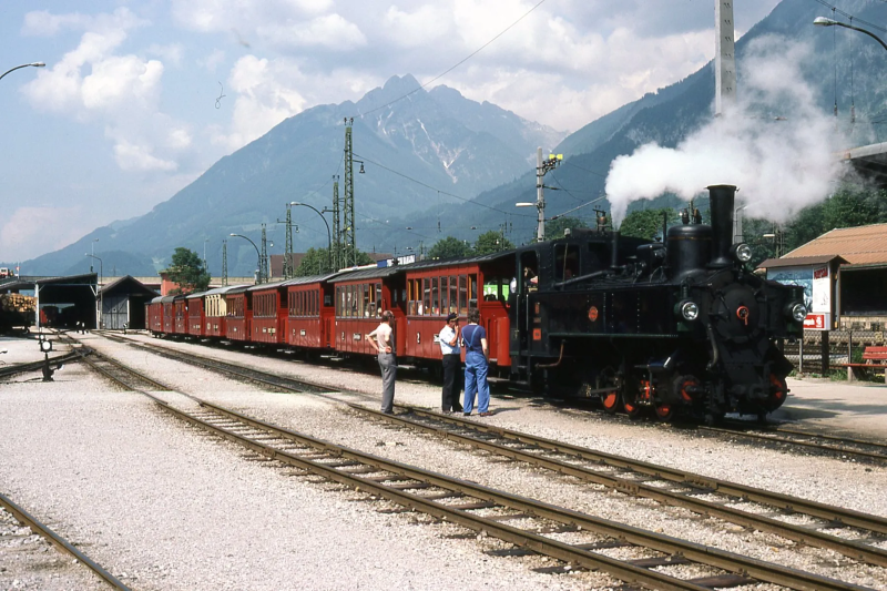 Zillertalbahn-stoomtrein bij het station met bergen op de achtergrond