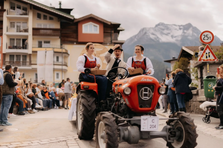 Optocht met tractor tijdens het Zillertaler Bauern- en Musikherbst