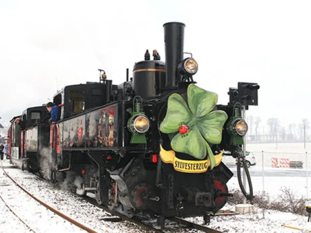 Stoomtrein met klavertje vier tijdens de nieuwjaarstrein in Mayrhofen