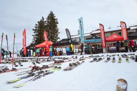 Skitest bij het dalstation van de Penkenbahn tijdens het Skitestival