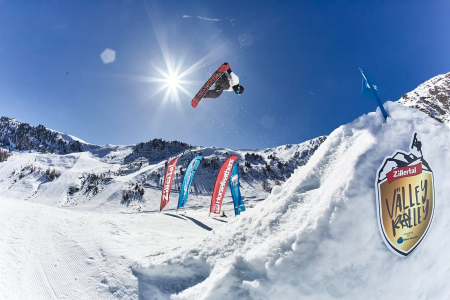 Snowboarder maakt een sprong tijdens de Zillertal Välley Rälley