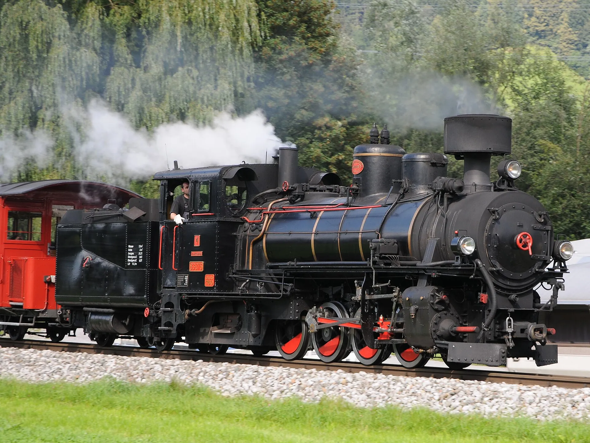 Stoomlocomotief van de Zillertalbahn met rode rijtuigen
